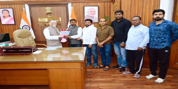 देवेन्द्रनाथ को तिरंगा यात्रा से रोकने के मामले में राज्यपाल को सौंपा ज्ञापन