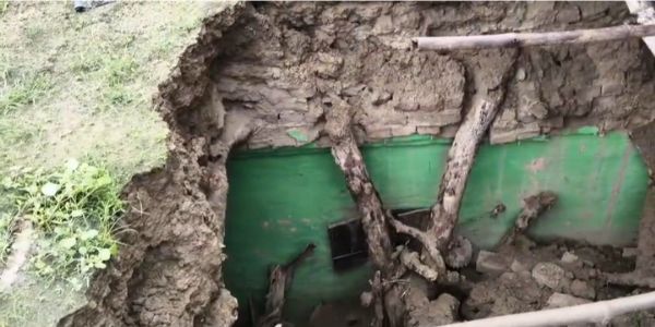 बारिश में भरभराकर गिरा कच्चा मकान, गृहस्थी का सामान मलबे में दबा