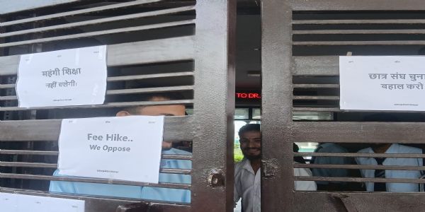 फीस वृद्धि के विरोध में अभाविप नाहन इकाई ने किया तालाबंदी प्रदर्शन, छात्र संघ चुनाव बहाली की मांग
