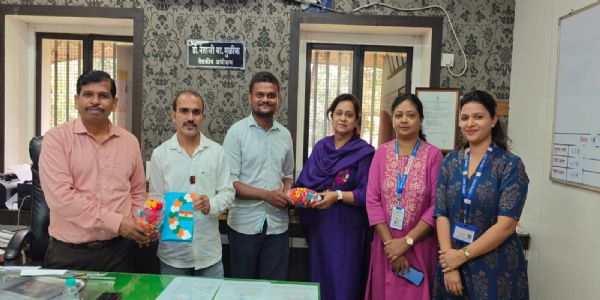 समाज ने ‘मानसिक रूप से बीमार’ कहा, उन्होंने जवानों को राखी भेजी
