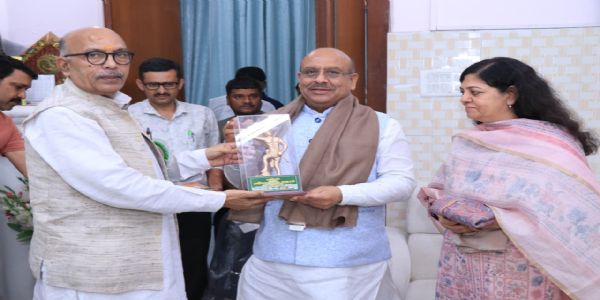 दिल्ली विधानसभा अध्यक्ष को स्पीकर ने भेंट की सदन संवाद नामक पुस्तक