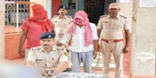 1.9 किलो गांजा और 4.97 लाख नकद रूपये के साथ दो तस्कर गिरफ्तार