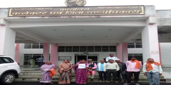 अनूपपुर: लालपुर सरपंच से परेशान पंचों ने कलेक्टर से जनसुनवाई में लगाई गुहार