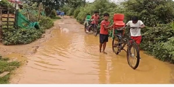कीचड़ भरे रास्ते से स्कूल जाने को विवश बच्चे, ग्रामीणों ने विधायक से लगाई सड़क निर्माण की गुहार