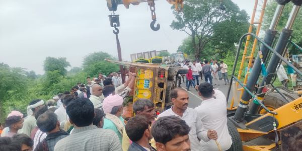 राजगढ़ः स्टेयरिंग फेल होने से पिकअप वाहन नाले में पलटा, 9 लोग घायल