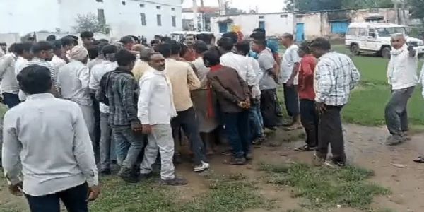 गुनाः स्कूल में छात्राओं की बोतलों में पेशाब मिलाया, परिजनों ने किया हंगामा
