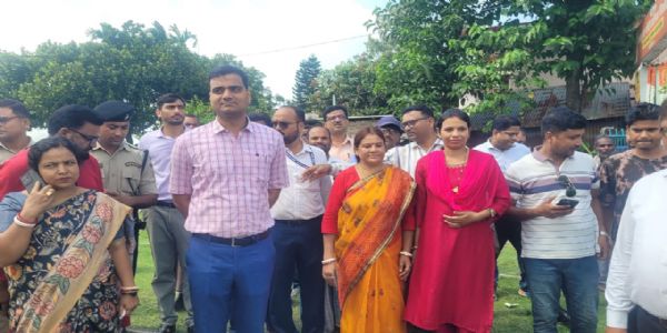 मॉडल स्कूल में हर शनिवार टेस्ट लेने और स्मार्ट क्लास के प्रभावी संचालन का निर्देश