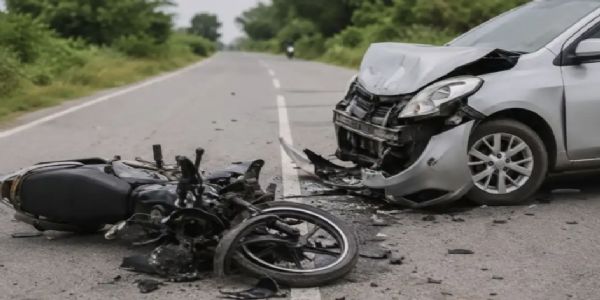 कार और बाइक की टक्कर में बाइक सवार की मौत,कार से शराब और बाइक से प्रतिबंधित मांस निकला