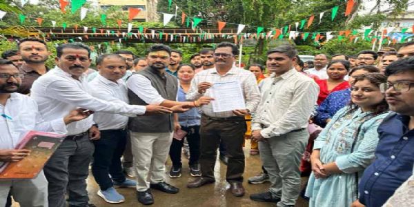 व्यावसायिक प्रशिक्षकों ने डीईओ काे लंबित मानदेय व अन्य मांग का सौंपा ज्ञापन