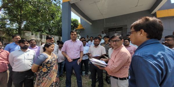 बलरामपुर सीएचसी का डीएम ने किया निरीक्षण, चहारदीवारी व ट्रांसफार्मर लगाने का निर्देश