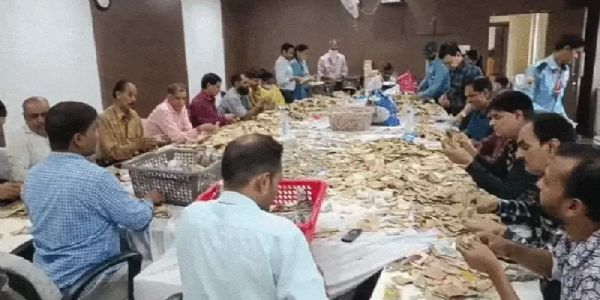 इंदौर के खजराना गणेश मंदिर की दान पेटियों से निकली राशि की गितनी इंदौर के खजराना गणेश मंदिर की दान पेटियों से निकली राशि की गितनी