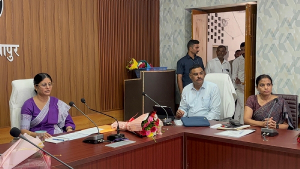 कलक्ट्रेट सभागार में अधिकारियों के साथ बैठक करती केन्द्रीय राज्य मंत्री अनुप्रिया पटेल। कलक्ट्रेट सभागार में अधिकारियों के साथ बैठक करती केन्द्रीय राज्य मंत्री अनुप्रिया पटेल।