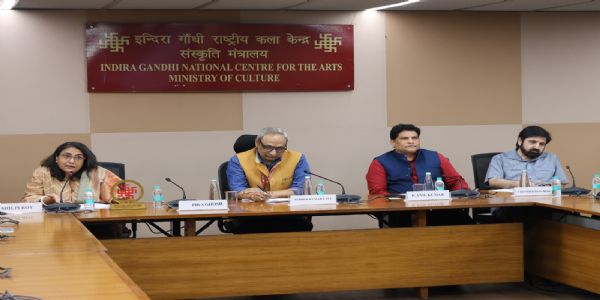प्रो पिका घोष के साथ अन्य लोग मौजूद। प्रो पिका घोष के साथ अन्य लोग मौजूद।