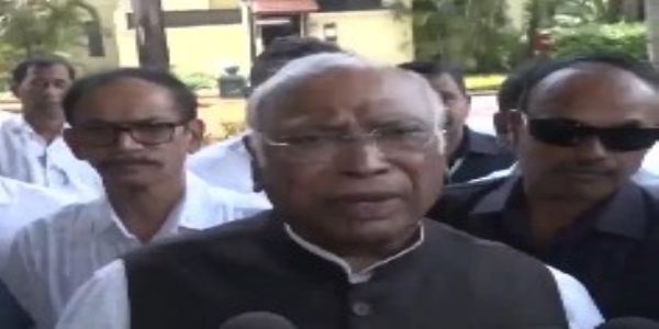 गोवा में कांग्रेस कार्यक्रम के बाद पत्रकारों से बात करते कांग्रेस अध्यक्ष मल्लिकार्जुन खरगे। गोवा में कांग्रेस कार्यक्रम के बाद पत्रकारों से बात करते कांग्रेस अध्यक्ष मल्लिकार्जुन खरगे।