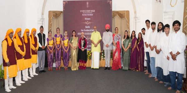 उपराष्ट्रपति सी.पी. राधाकृष्णन और राज्यपाल लेफ्टिनेंट जनरल गुरमीत सिंह (सेनि.) के साथ लोक भवन में आयोजित विशेष सांस्कृतिक संध्या में प्रस्तुति देने वाले कलाकार। उपराष्ट्रपति सी.पी. राधाकृष्णन और राज्यपाल लेफ्टिनेंट जनरल गुरमीत सिंह (सेनि.) के साथ लोक भवन में आयोजित विशेष सांस्कृतिक संध्या में प्रस्तुति देने वाले कलाकार।