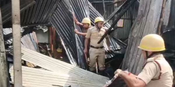 सिलेंडर ब्लास्ट से घर जलकर राख, इलाके में मची अफरा-तफरी