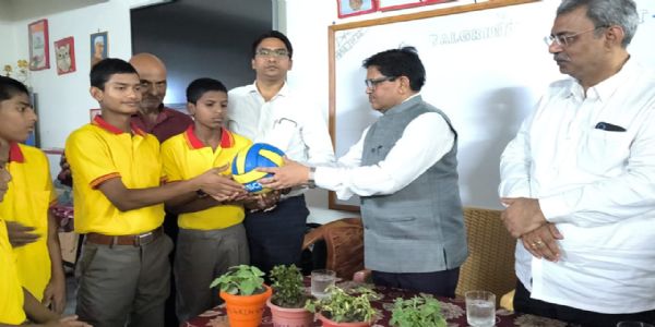 बच्चों को वॉलीबॉल प्रदान कर उज्ज्वल भविष्य की कामना