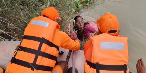 ब्रह्मपुत्र की तेज धार में गिरी 57 वर्षीय महिला को एनडीआरएफ ने बचाया
