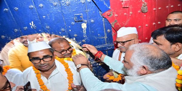 बलिया बलिदान दिवस पर 1942 के वीर सपूतों की याद में खोला गया जेल का फाटक, सेनानियों के परिजनाें का हुआ स्वागत