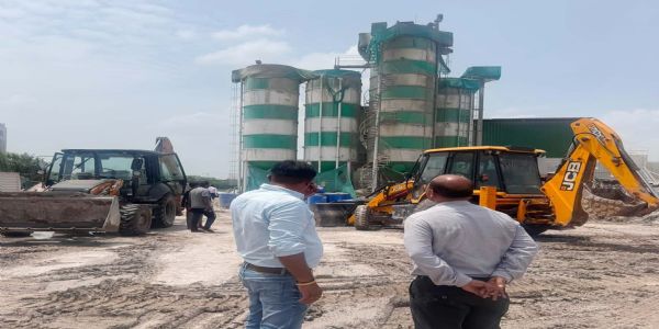 गुरुग्राम: सील खोलकर चलाए जा रहे अवैध आरएमसी प्लांट पर चला निगम का बुलडोजर