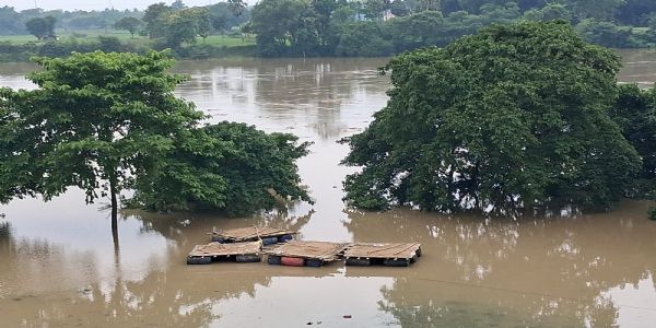 द्वारकेश्वर नदी का जलस्तर बढ़ने से दहशत, बांधपाड़ा इलाके में घुसा पानी