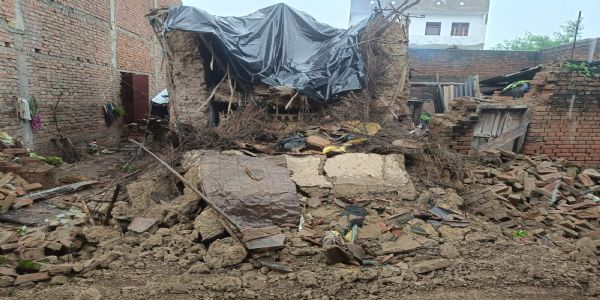 बारिश से मकान ढहा, परिवार बचा लेकिन लाखों का नुकसान