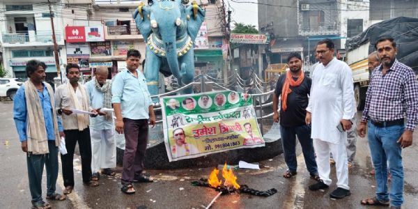 अखिलेश यादव के चवन्नी वाले बयान पर भड़के राष्ट्रीय लोक दल के कार्यकर्ता, पुतला फूंक कर जताया विरोध