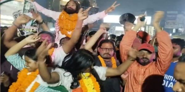 जेपीएससी-जेएसएससी अभ्यर्थियों ने निकाला आभार यात्रा, मनाई खुशी
