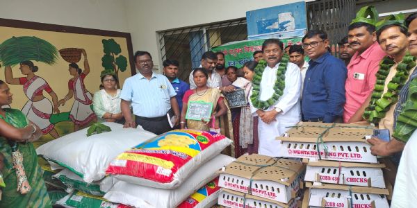 बंधू तिर्की ने नौ लाभुकों के बीच किया 510 चूजाें का वितरण