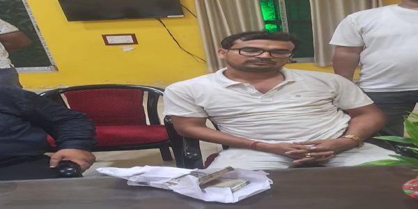 एक लाख रुपये की रिश्वत लेते नाजिरगंज पुलिस चौकी का कांस्टेबल गिरफ्तार