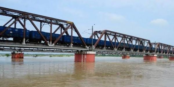 दो बैराजों से पानी छोड़ने से रामगंगा नदी उफान पर