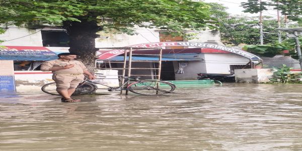 भारी बारिश से प्रयागराज के कई मोहल्लों में जलभराव,पम्प लगाकर निकालने में जुटा नगर निगम