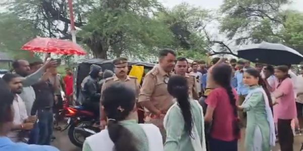 महोबा में सड़क की मांग को लेकर छात्र-छात्राओं ने राष्ट्रीय राजमार्ग किया जाम, पुलिस ने हटाया