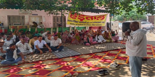 फतेहाबाद : सफाई कर्मचारियों की हड़ताल, पूर्व विधायक के दफ्तर के बाहर कूड़ा उठाने की कोशिश