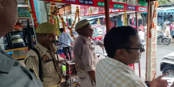मिठाई की दुकानों पर खाद्य विभाग की छापेमारी, एक का लाइसेंस निरस्त
