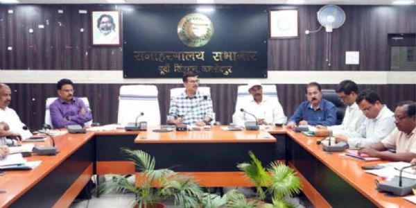 विकास योजनाओं में देरी बर्दाश्त नहीं, लंबित कार्यों को समय पर करें पूरा : उपायुक्त