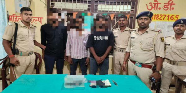 बनियापुर में चेकिंग के दौरान रिवाल्वर के साथ तीन गिरफ्तार