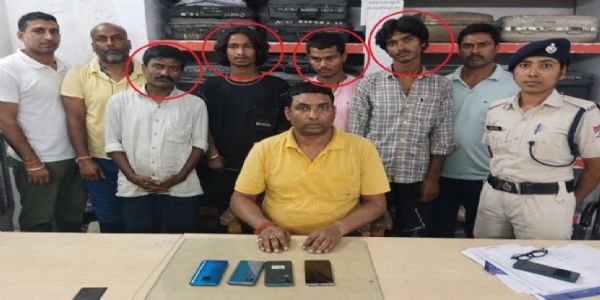 मोबाइल उड़ाने वाले गिरोह का खुलासा, सरगना सहित चार गिरफ्तार