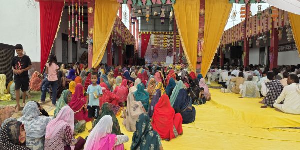 हाथरस : भोले बाबा के सत्संग में जुटे भक्त, लंबे समय बाद हुए आयोजन में सुने गए भजन