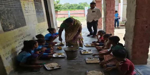 उत्क्रमित मध्य विद्यालय में भारी गड़बड़ी, 59 में से सिर्फ 18 बच्चों ने खाया मध्याह्न भोजन; ग्रामीणों ने निष्पक्ष जांच की मांग की