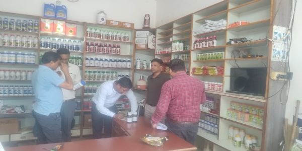 अनियमितता पर एक लाइसेंस निलंबित, दो केन्द्रों में विक्रय प्रतिबंध
