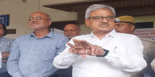 जेएनवीयू में पेंशनर्स पूरे पांच माह की पेंशन के भुगतान पर अड़े