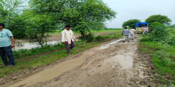 हमीरपुर में सड़क की मांग को लेकर ग्रामीणों और स्कूली बच्चों ने कलेक्ट्रेट घेरा, अफसरों ने दिया आश्वासन