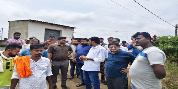 सालैपुर-1 में बाढ़ की स्थिति का प्रशासनिक अधिकारियों ने लिया जायजा, प्रभावित लोगों से की बातचीत
