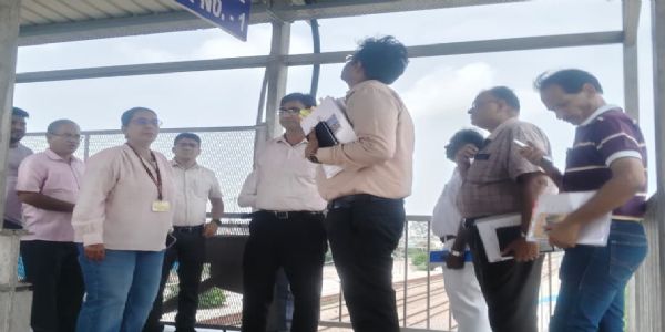 मंडल रेल प्रबंधक विनीता श्रीवास्तव ने मुरादाबाद-गढ़मुक्तेश्वर रेलखंड विंडो ट्रेलिंग का किया निरीक्षण