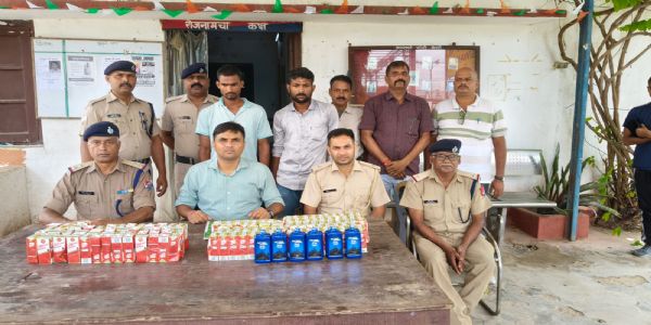 मौर्य एक्सप्रेस के एसी कोच से शराब बरामद, दो तस्कर गिरफ्तार
