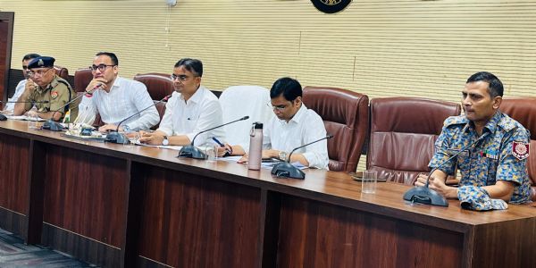 गंगा के बढ़ते जलस्तर को लेकर वाराणसी प्रशासन सतर्क, डीएम ने तैयारियों की समीक्षा की