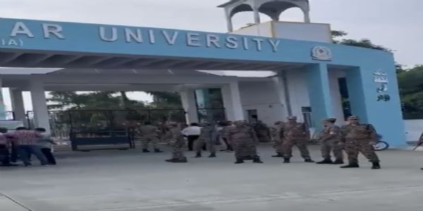 ईडी की करवाई के दौरान जौहर विश्वविद्यालय के बाहर मौजूद सुरक्षा बल। ईडी की करवाई के दौरान जौहर विश्वविद्यालय के बाहर मौजूद सुरक्षा बल।