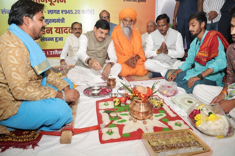 उज्जैन में एलिवेटेड कॉरिडोर का भूमि-पूजन करते हुए मुख्यमंत्री उज्जैन में एलिवेटेड कॉरिडोर का भूमि-पूजन करते हुए मुख्यमंत्री
