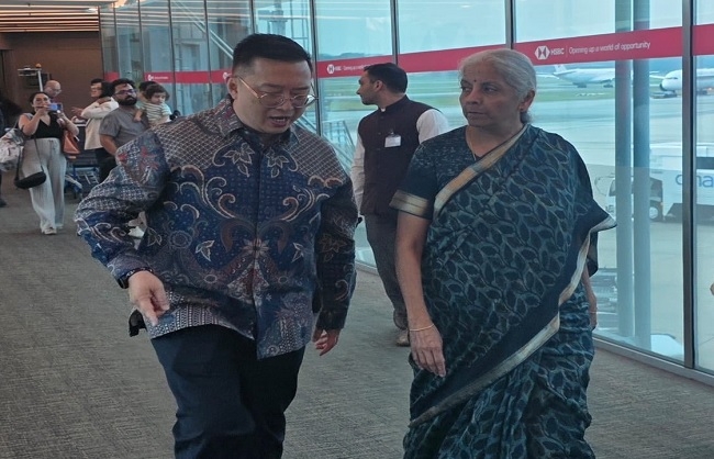 सिंगापुर में वित्त मंत्री सीतारमण का स्वागत करते भारत के हाई कमिश्नर डॉ. शिल्पाक अंबुले सिंगापुर में वित्त मंत्री सीतारमण का स्वागत करते भारत के हाई कमिश्नर डॉ. शिल्पाक अंबुले